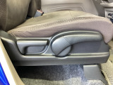 シートハイトアジャスターが付いているので運転姿勢を調整するのに便利ですね。身長に合ったシートポジションは安全運転や疲労軽減にもつながります。