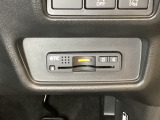ハンドルの右下にETCがついています。高速道路の料金所の通過も楽々です!。 カードの取り出しもしやすい場所についています。