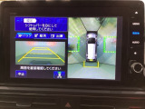 マルチビューカメラシステム搭載車です。お車の周囲を全方位でカバーします。後方・前方・両脇と、コンディションが悪い視界でもカラーモニターに映し出した映像がドライバーをサポートします。