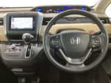 【ハンドル】運転にかかわる様々な操作を安全に行えるように視点移動が少なく操作性に配慮されたスイッチ類が凝縮されたコックピットです。