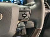前方の車との車間を設定し、スピードを上げたり緩めたりを自動で行ってくれる追尾式の「レーダークルーズ」。上級装備の一つです!高級車にしかつかない嬉しい機能です。