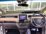 広びろとした視界が運転にゆとりを広げます。