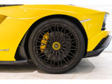 Rims Diantus forged 20/21 high gloss black with Black central locking /  Yellow brakes calipers /  Fully electric and heated seats /  Black rear suspension springs