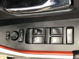 パワーウィンドのスイッチです。運転席に座りながら、助手席や後席の窓を開け閉めできるので大変便利ですよ。