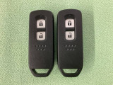 スマートキーを装備しています。鍵を差し込むことなくドアロックの開け閉めと、スタートボタン操作でのエンジンスタートができます。スペアキーも同じものを用意しております。