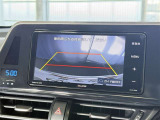 【バックガイドモニター】車両後方の映像をナビ画面に表示し、駐車などの後退操作をサポートします。