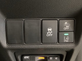 Hondaセンシング用の、VSA(ABS+TCS+横滑り抑制)解除と路外逸脱抑制機能のオンオフスイッチなどはハンドルの右側に装備しています。