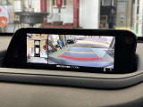 車両を上から見下ろしたように確認できる360度ビューモニターを装備。駐車時や狭い道でも周囲の状況を把握しやすく、安心感あるドライブをサポートします。