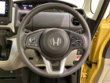 ハンドルにHondaセンシング系のクルーズコントロールやレーンキープアシストなどのスイッチと、オーディオの操作スイッチが装備されています。ハンドルから手を離さず安全に操作できます。