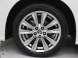 高輝度塗装の18インチアルミホイールが装着されています。タイヤサイズ235/50R18