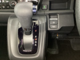 CVT車のセレクトレバーです。低速から高速まで、変速ショックのないスムーズな走りと、エンジン効率のよい領域を維持して燃費にも貢献します。サイドブレーキはスイッチ操作の電子制御パーキングブレーキです。