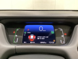 デジタル表示のスピードメーターとタコメーター、燃費やオドメーターなどの表示の他に、ホンダセンシング機能などの表示もできる多機能なマルチインフォメーション・ディスプレイです。