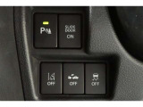 コーナーセンサーを車の前後に装備。障害物までの距離に応じて警告音を変えてお知らせ。縦列駐車時や駐車場・車庫などでの取り回しをサポートします。詳細は販売店スタッフまでおたずねください。