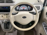 インテリアに合わせたデザインのステアリングは、運転される方のことも考え、運転しやすい形状、大きさです。是非一度、実際に触ってお確かめください。
