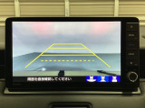 バックでの車庫入れも安心です! リアカメラが付いているバックモニター付のナビを装備しております。操作線もついており距離感も画面から確認できます。