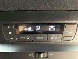 【リアオートエアコン】広い後部座席には必須の機能!風量や温度を自動で調整し前席と同様な車内環境にしてくれるリアオートエアコンを装備。夏の暑さも冬の寒さもストレスなく快適にお過ごしいただけます♪