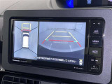 パノラミックビューモニターを装備。駐車場や交差点でクルマを真上から見るように周囲を確認できます。機能の詳細は販売店スタッフまでおたずねください。