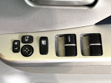 【電動格納ミラー】サイドミラーは電動格納式となっており、狭い駐車場でもキズがつくリスクを抑えられます。