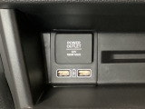 助手席前には横長のトレーとアクセサリーソケットがついています。その下に充電可能なUSB端子が2個ついていますので、手前のトレーにスマートフォンを置いて移動中でも充電できるので便利です。