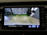 【バックカメラ】シフトを「R」の位置に入れると、自動的に画面がカメラ映像に切り替わり後方の視界をサポートする必須装備です!