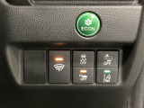 Hondaセンシング用の、VSA(ABS+TCS+横滑り抑制)解除と路外逸脱抑制機能のオンオフスイッチなどはハンドルの右側に装備しています。燃費に役立つECONボタンもここです。