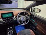 明快に直感的に、そして先進性に富んだコクピット。VWクオリティで高められた先進的なデザインがあらゆる細部から見て取れます。人間工学の視点から生み出されたレイアウトは、乗る人の心を捉えて離しません。