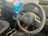 MINIの内装はとにかく『円』に拘ったデザインコンセプトが一目で伝わってきます。これほど円形に拘った車は他に御座いません。伝統のデザイン、トグルスイッチなど遊び心のある内装で御座います。
