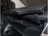 スマートキー付きです。スマートキーとは鍵を車に差し込まなくても、ドアノブを触ったりするだけで、ドアロックを解錠できます。これが凄く便利なんですよ。