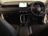 車内は光触媒抗菌消臭施工済です。スタイリッシュなデザインでスポーティなインパネ周りを演出します。グローブボックスやカップホルダーのほかにトレーなどたくさんの収納スペースが付いています。