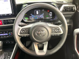 インテリアに合わせたデザインのステアリングは、運転される方のことも考え、運転しやすい形状、大きさです。是非一度、実際に触ってお確かめください。