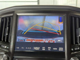 【バックガイドモニター】車両後方の映像をナビ画面に表示し、駐車などの後退操作をサポートします。