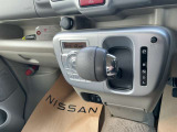シフトレバーは簡単操作で運転もしやすくなっております!!