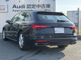 Audiのリヤディフューザーは、車両の後方での空気の流れを整え、乱流を減少させることで、走行安定性を向上させます。またスポーティで洗練された外観を提供し、全体のスタイルに一体感を持たせます。