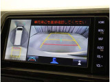 パノラミックビューモニター付きです。車両を上から見たような映像をディスプレイオーディオ画面に表示。運転席からの目視だけでは見にくい、車両周辺の状況をリアルタイムでしっかり確認できます。
