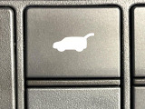 【パワーバックドア】スマートキーや運転席のボタンを押すだけでリアゲートが自動で開閉します!荷物を持っている時や、高い位置にあるバックドアを閉める際に便利な機能です♪