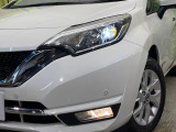 【LEDヘッドライト】悪天候や夜間走行時も良好な視界を確保し安心して運転できる高輝度LEDヘッドライトを装備!点灯速度が早く、消費電力も抑えられています。