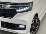 【LEDヘッドライト】悪天候や夜間走行時も良好な視界を確保し安心して運転できる高輝度LEDヘッドライトを装備!点灯速度が早く、消費電力も抑えられています。