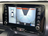 パノラミックビューモニターを装備。駐車場や交差点でクルマを真上から見るように周囲を確認できます。機能の詳細は販売店スタッフまでおたずねください。