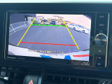 【バックカメラ】駐車時に後方がリアルタイム映像で確認できます。大型商業施設や立体駐車場での駐車時や、夜間のバック時に大活躍!運転スキルに関わらず、今や必須となった装備のひとつです!