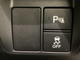 VSA装備車です。VSAはドライバーの操作と車の動きを見守っています。もし車の挙動が乱れたとき、4輪別々にブレーキをかけたり、エンジンパワーをしぼることによって車を安定させます。