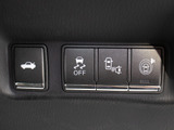 ★使いやすさや安全性を追求したステアリング周り!高級車ゆえにスイッチ類が多いのも特徴ですね!考え尽くされた配置ですぐに使いこなす事が出来ますのでご安心下さい!是非、体感してみて下さい!!