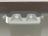【スマートアシスト】走行中に前方の車両等を認識し、衝突しそうな時は警報とブレーキで衝突回避と被害軽減をアシスト。より安全にドライブをお楽しみいただけます。