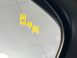 【ブラインドスポットモニター】走行中、ドアミラーの死角になりやすい箇所に後続車が接近するとサイドミラーのレンズに警告を表示!ドライバーに注意喚起をしてくれます。