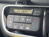【オートエアコン】一度お好みの温度に設定すれば、車内の温度を検知し風量や温度を自動で調整。暑い&hellip;寒い&hellip;と何度もスイッチ操作をする必要はありません。快適な車内空間には必須の機能ですね♪