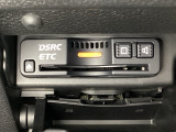 ETCがついています。高速道路の料金所の通過も楽々です!。 カードの取り出しもしやすい場所についています。