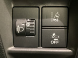 ハンドルの右側にはヘットライトリベライザーとHondaセンシング用のメインスイッチがついています。ヘッドライトリベライザーは道路状況や積荷の加重に応じてライトの高さを調節できます。