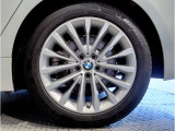 【BMWアロイホイル】軽量かつ強度に拘ったアロイホイル。走行性能ポテンシャルを引き出す設計。車の足元を引き締めてくれる大きなポイントはアロイホイルです。
