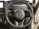 ハンドルにHondaセンシング系のクルーズコントロールやレーンキープアシストなどのスイッチと、オーディオの操作スイッチが装備されています。ハンドルから手を離さず安全に操作できます。