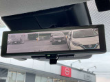インテリジェントルームミラーです。人や物で視界が遮られてても、車体後部のカメラ映像に切り替えることにより、クリアな後方視界を実現しています。