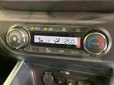 【オートエアコン】一度お好みの温度に設定すれば、車内の温度を検知し風量や温度を自動で調整。暑い&hellip;寒い&hellip;と何度もスイッチ操作をする必要はありません。快適な車内空間には必須の機能ですね♪